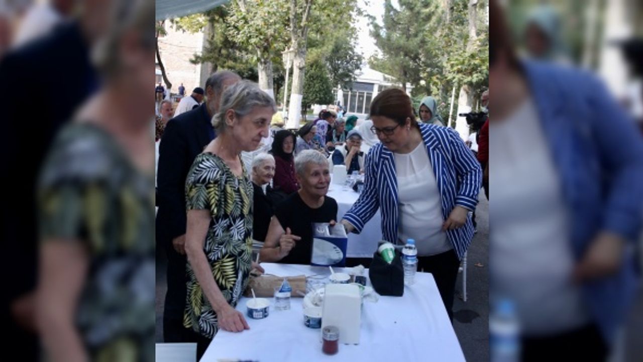 Aile ve Sosyal Hizmetler Bakanı Derya Yanık, Darülaceze sakinleriyle bayramlaştı: