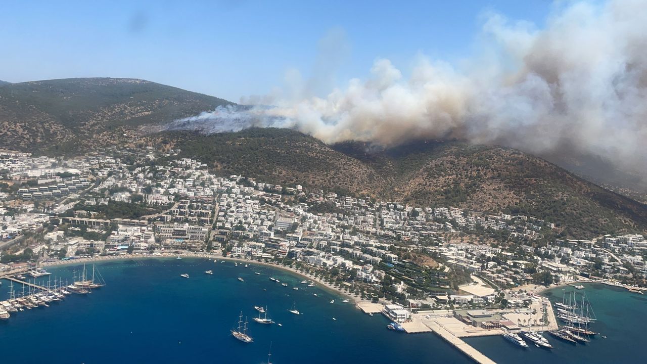 Bodrum'daki yangın sürüyor: Bazı evler ve oteller boşaltılıyor