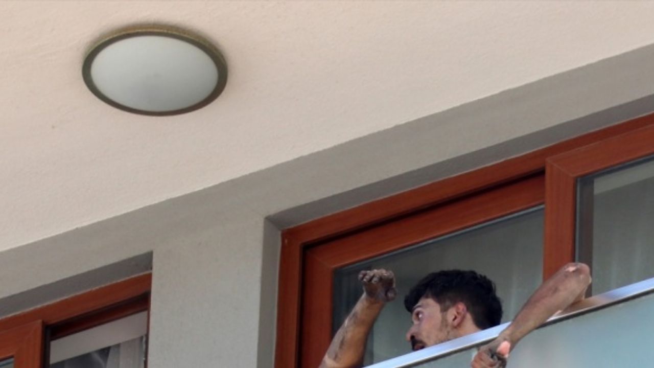 Denizli'de apart dairelerin bulunduğu 5 katlı apartmanın üst katı tamamen yandı