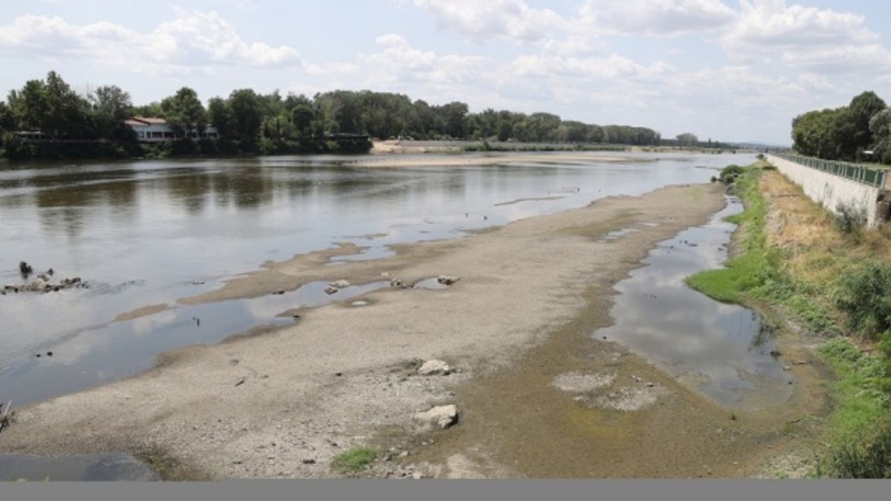 Edirne'de su seviyesi düşen nehirlerde adacıklar oluştu, yosunlar yüzeye çıktı