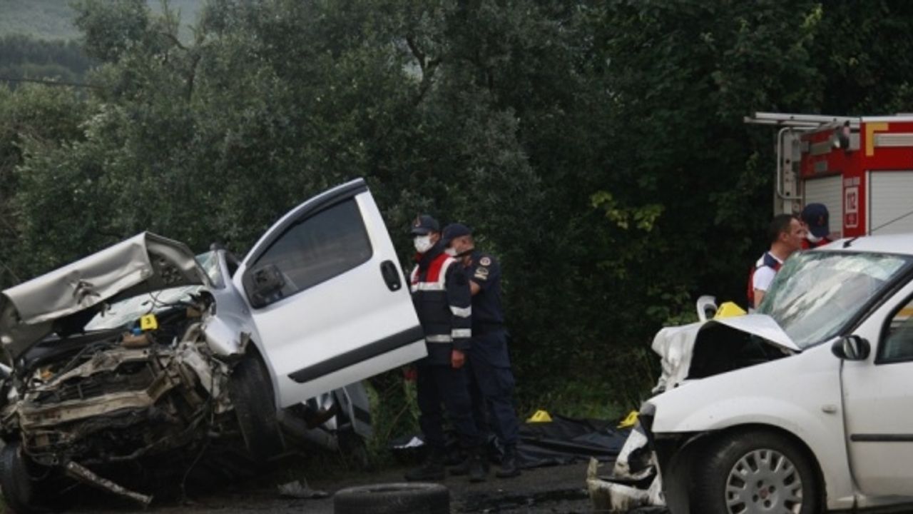 GÜNCELLEME - Bursa'da hafif ticari araç ile otomobil çarpıştı: 4 ölü, 5 yaralı