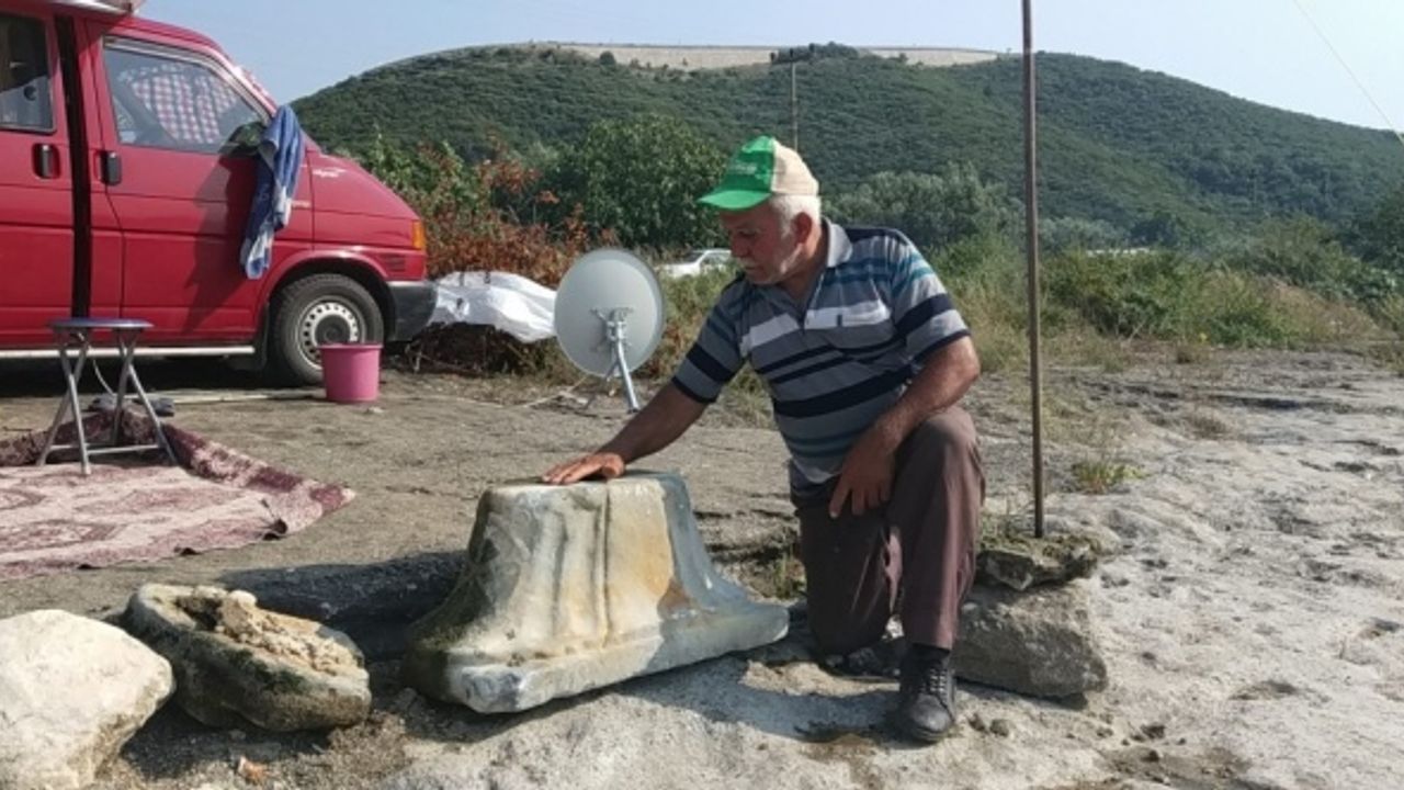 İznik Gölü'nde bulunan sütun başlığı müze yetkililerine teslim edildi