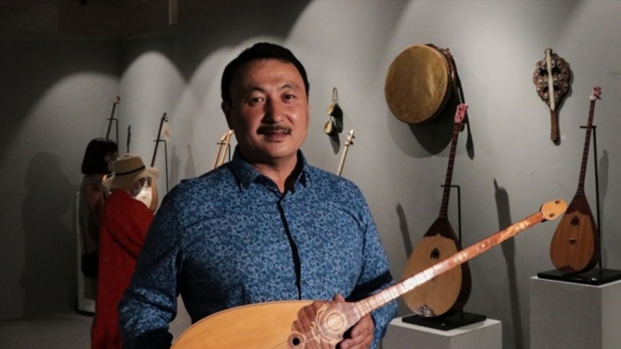 Kazakistan’da geleneksel çalgı dombra ile toplumun milli birlik duygusu güçlendiriliyor