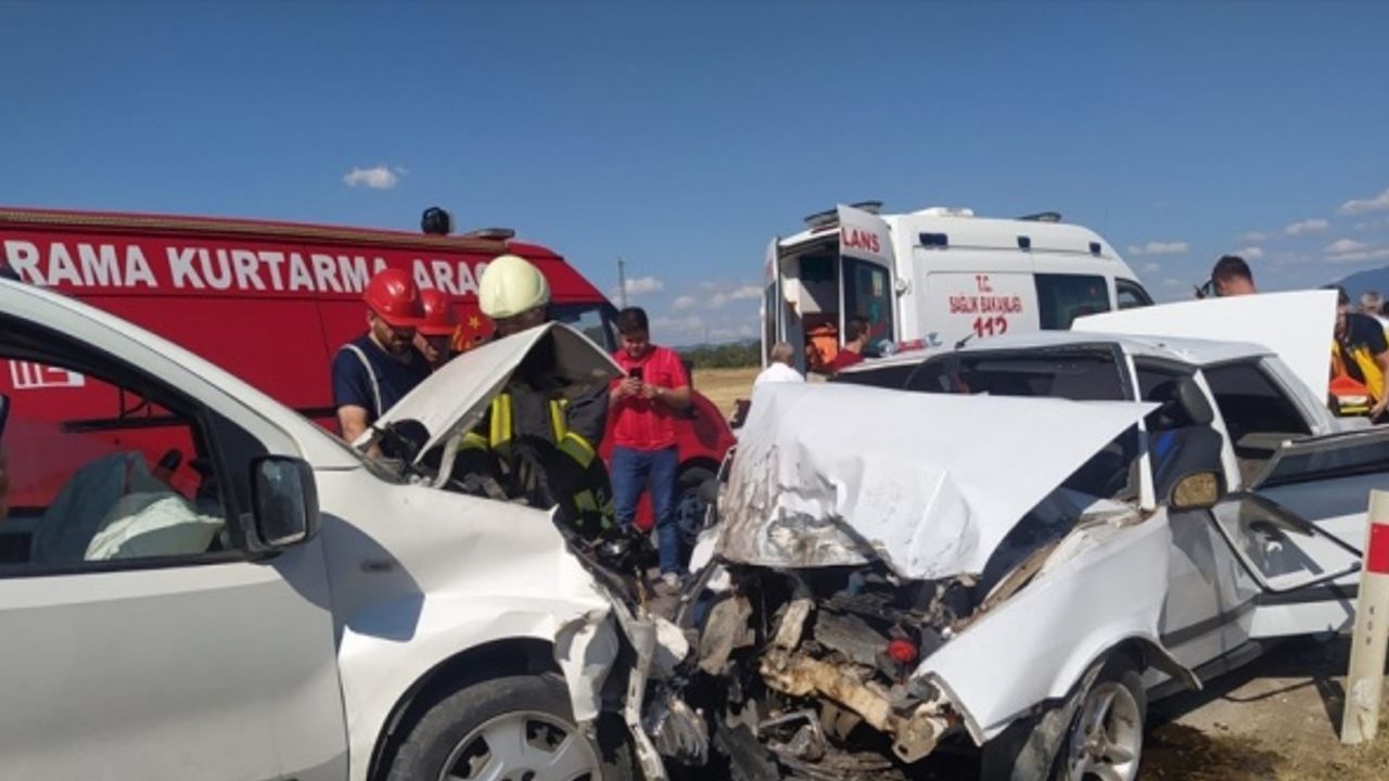 Kütahya'da hafif ticari araç ile otomobil çarpıştı: 1 ölü, 6 yaralı