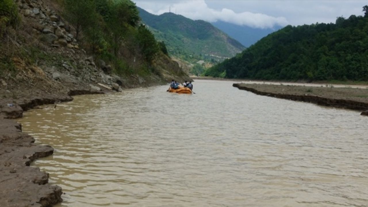 Ulaştırma ve Altyapı Bakanı Karaismailoğlu, Artvin'de selde kaybolan kişinin ailesini ziyaret etti