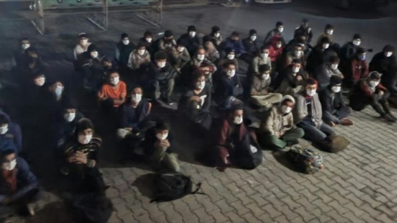 Van'da sürücüsü "dur" ihtarına uymayan minibüste 60 düzensiz göçmen yakalandı