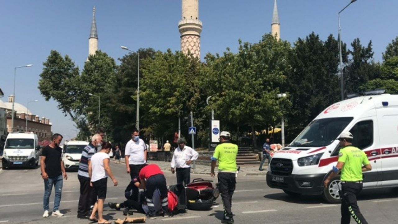 Edirne'de hafif ticari araçla çarpışan motosikleti kullanan kurye yaralandı