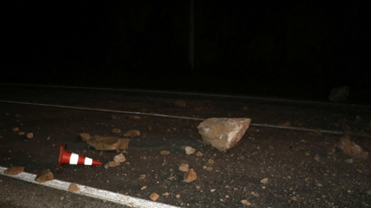 Karabük-Zonguldak kara yolu heyelan nedeniyle trafiğe kapandı