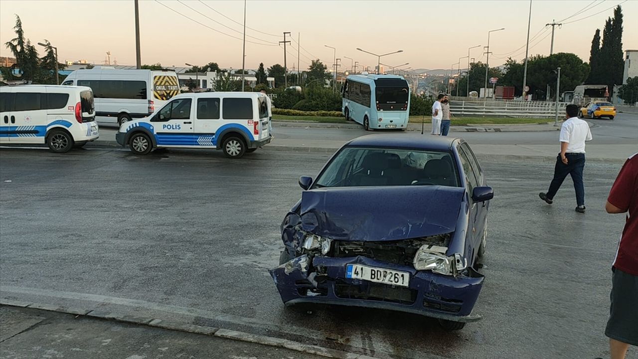 Kocaeli'de yolcu minibüsü ile otomobil çarpıştı: 4 yaralı