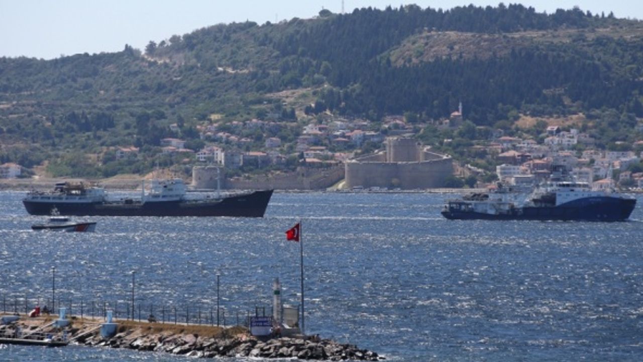 Rus donanmasına ait arızalı tanker Çanakkale Boğazı'ndan geçirildi