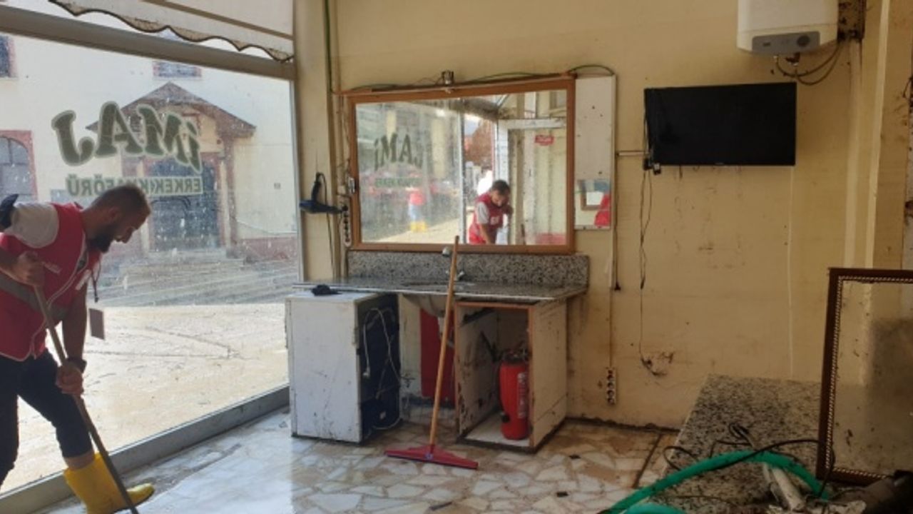 Türk Kızılay, sel bölgelerinde iyileştirme çalışmalarına destek oluyor