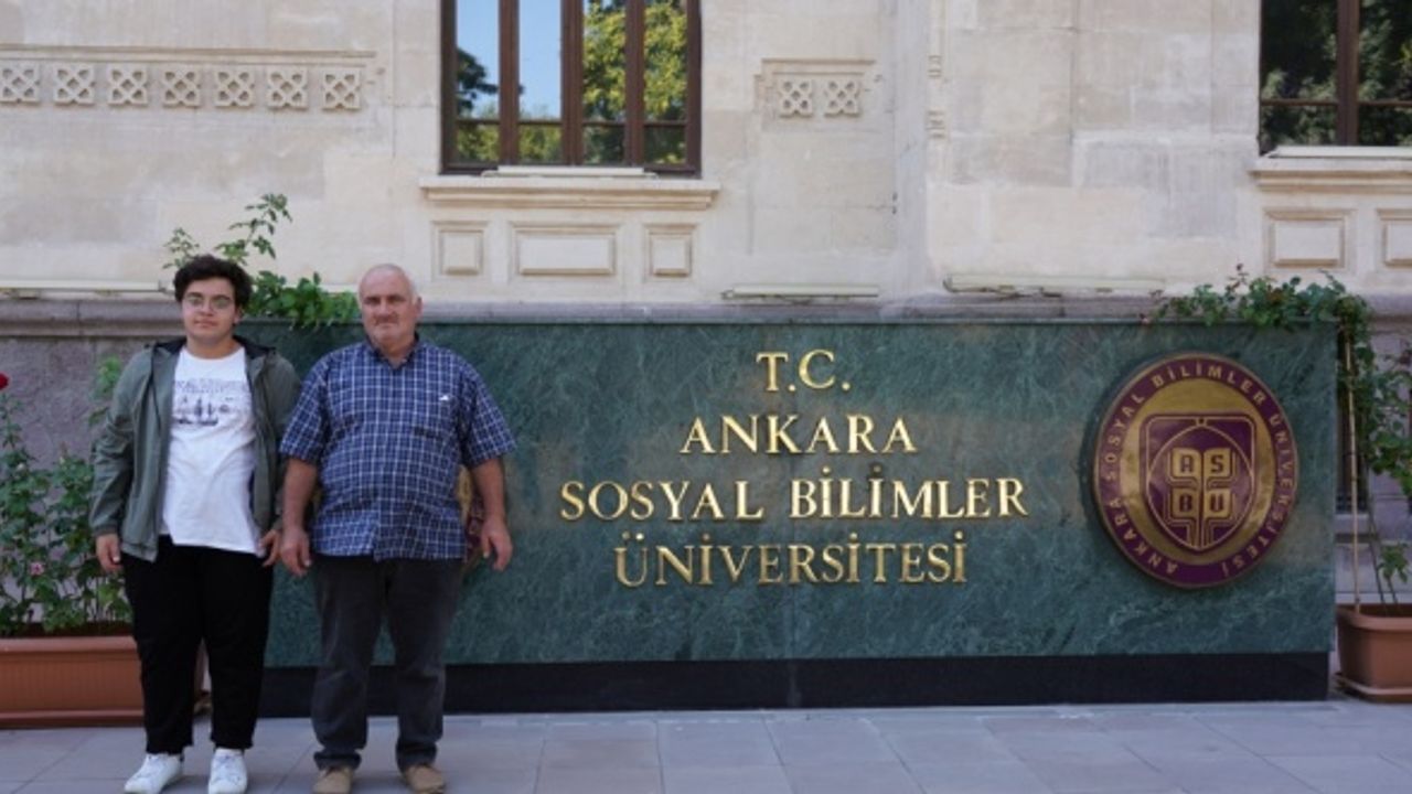 59 yaşında üniversite kazanan emekli imam, kaydını oğluyla birlikte yaptı