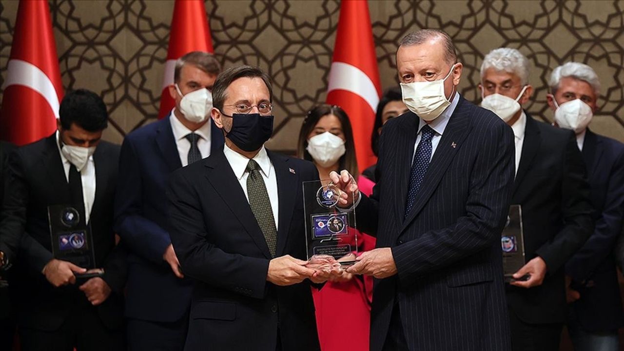 Altun'dan “Yılın İletişim Ödülü“ paylaşımı: Bütün arkadaşlarımızla birlikte Sayın Cumhurbaşkanımızın iradesi ve vizyonu doğrultusunda var gücümüzle çalışmaya devam edeceğiz