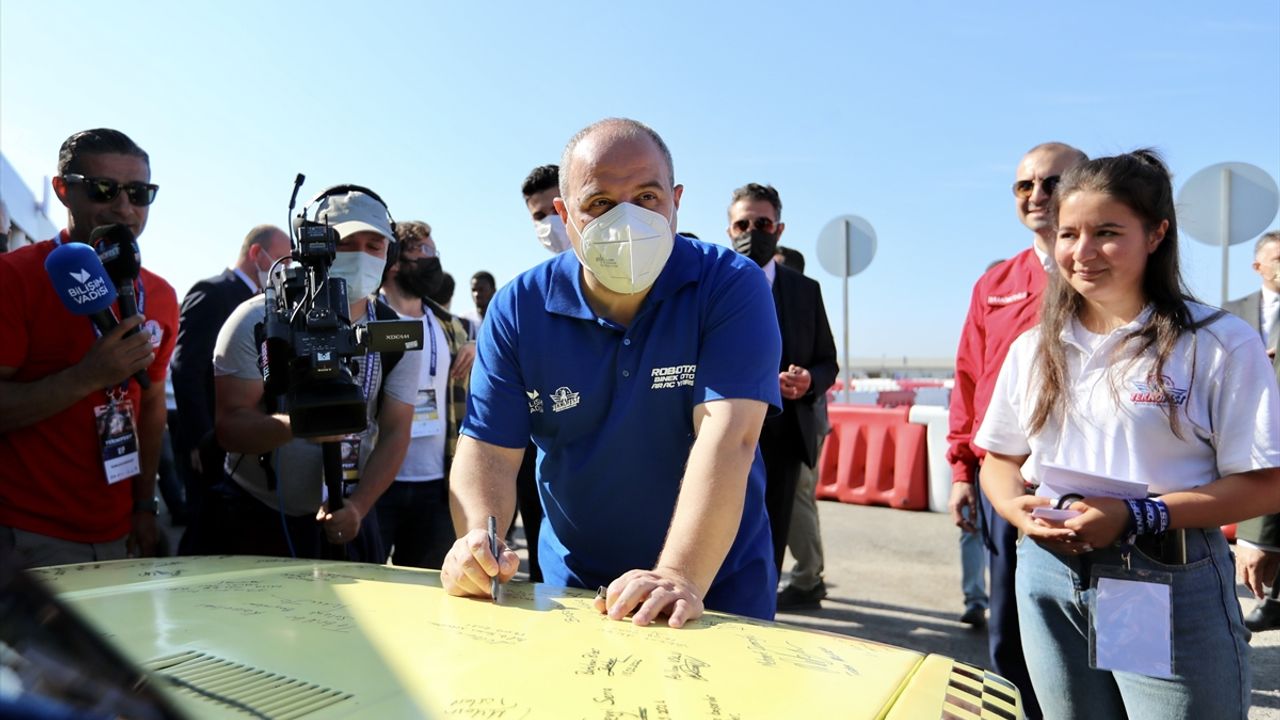 Bakan Varank: Otonom araç teknolojisinde Türkiye bir başarı hikayesi yazacaksa ki ben buna yürekten inanıyorum, işte bu gençler sayesinde olacak