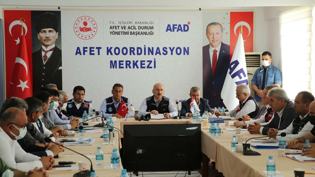 Bakanı Karaismailoğlu Ayancık'ta konuştu: Yaşanan sel felaketinde Kastamonu, Bartın ve Sinop illerinde toplamda 1228 kilometre uzunluğundaki 17 yolun 155,5 kilometrelik kesiminde hasar oluştu