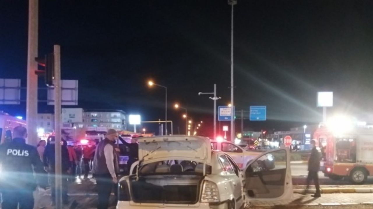 Balıkesir'de otobüsle çarpışan otomobildeki 3 kişi yaralandı