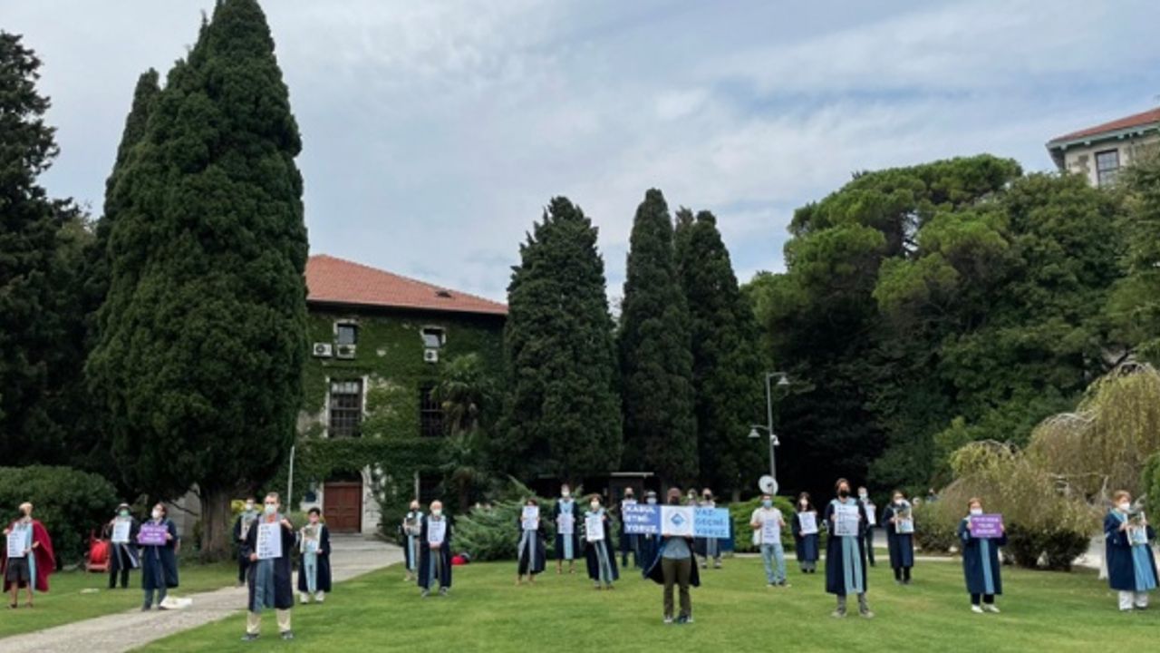 Boğaziçi Üniversitesi akademisyenleri 255. kez rektörlük binasının önünde eylem yaptılar