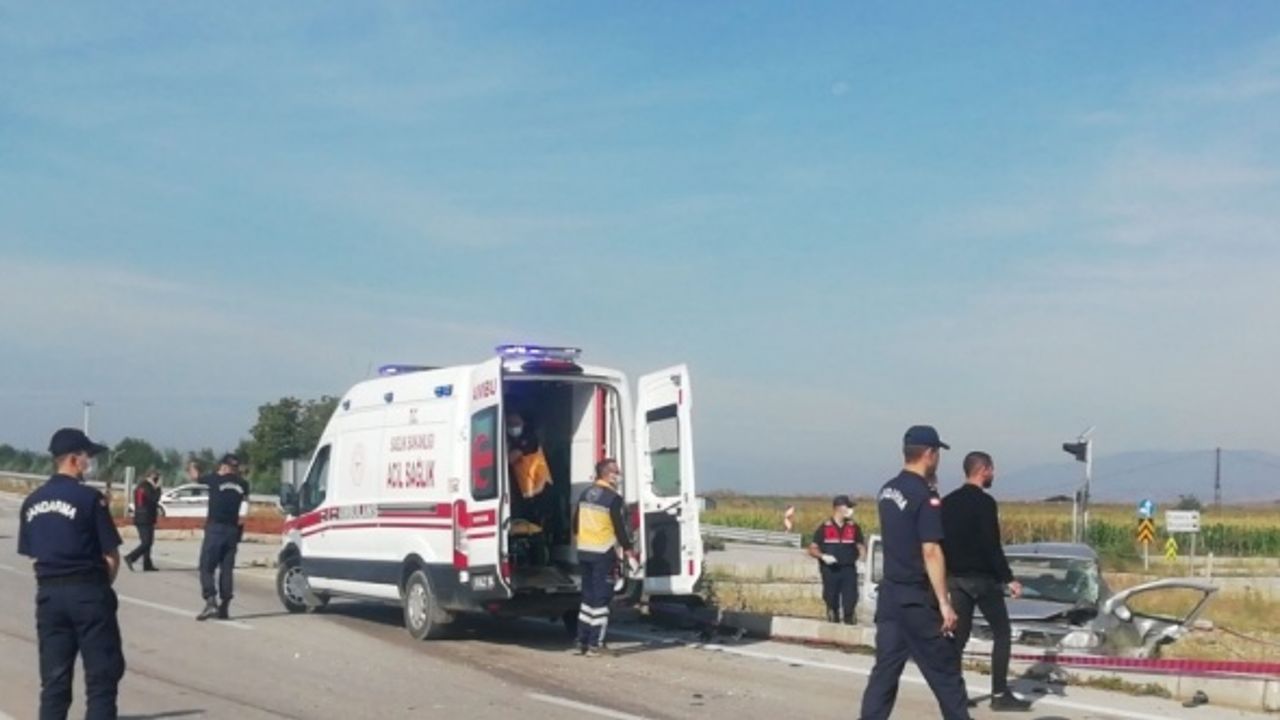 Bursa'da hafif ticari araçla çarpışan otomobilin sürücüsü öldü