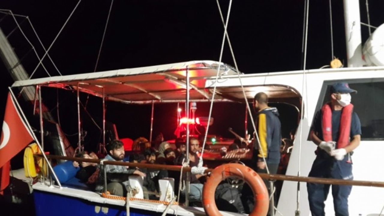 Çanakkale açıklarındaki yelkenli teknede 193 göçmen yakalandı