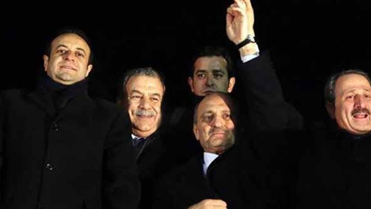 Davutoğlu: 4 bakanın Yüce Divan kararını açıklamasını beklerken Cumhurbaşkanımızdan farklı bir talimat gittiğini öğrendim