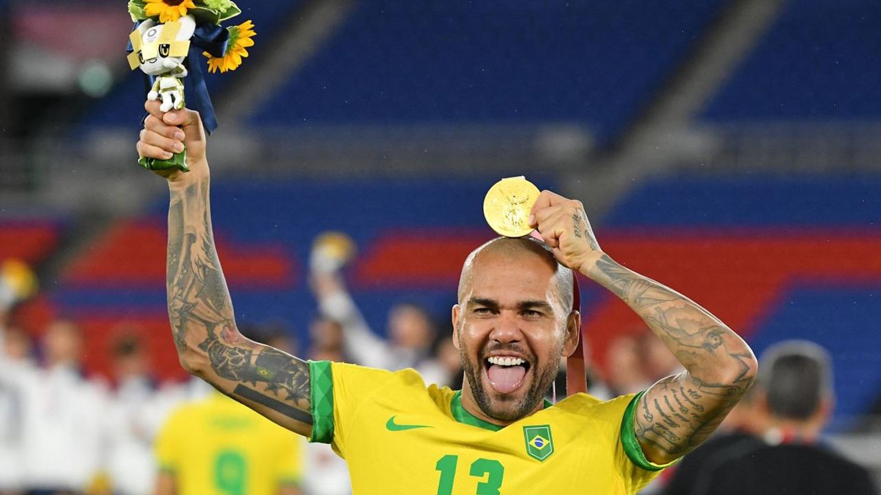 Dünya futbol tarihinde en çok kupa kazanan oyuncusu kulüpsüz kaldı