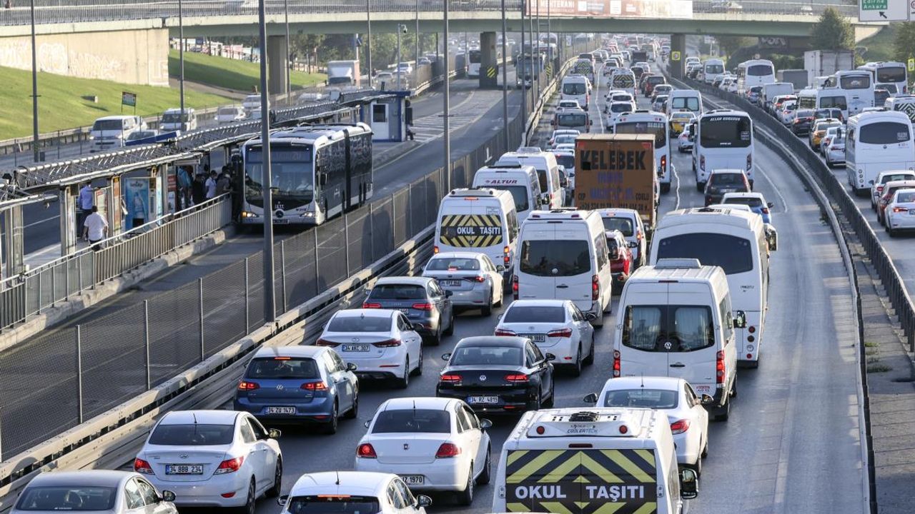 İstanbul'da haftanın ilk iş gününde trafik yoğunluğu yaşanıyor