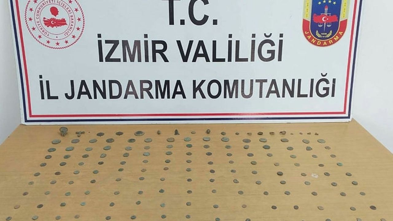 İzmir'de durdurulan otomobilde 173 parça tarihi eser ele geçirildi