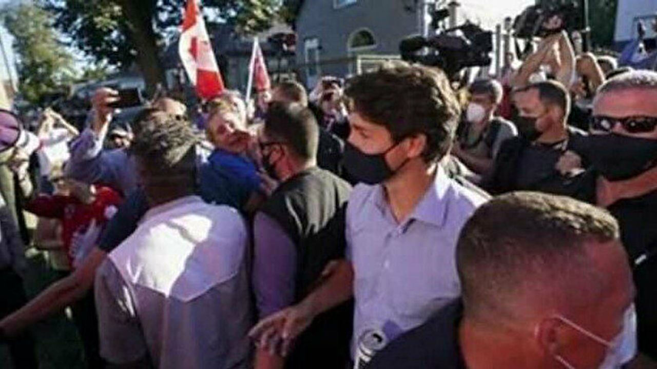 Kanada Başbakanı Trudeau’ya seçim kampanyasında taş atıldı