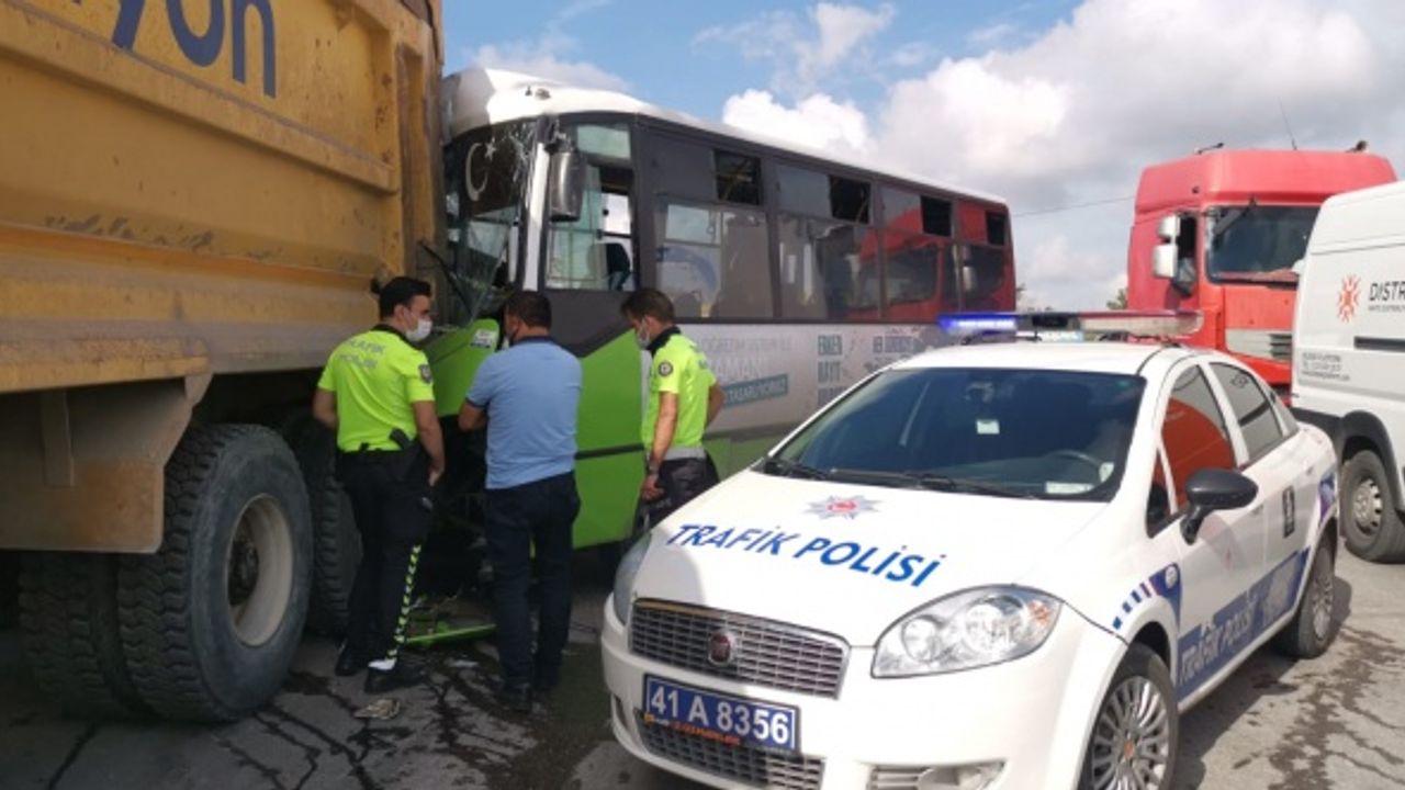 Kocaeli'de midibüs kamyona çarptı: 1 yaralı