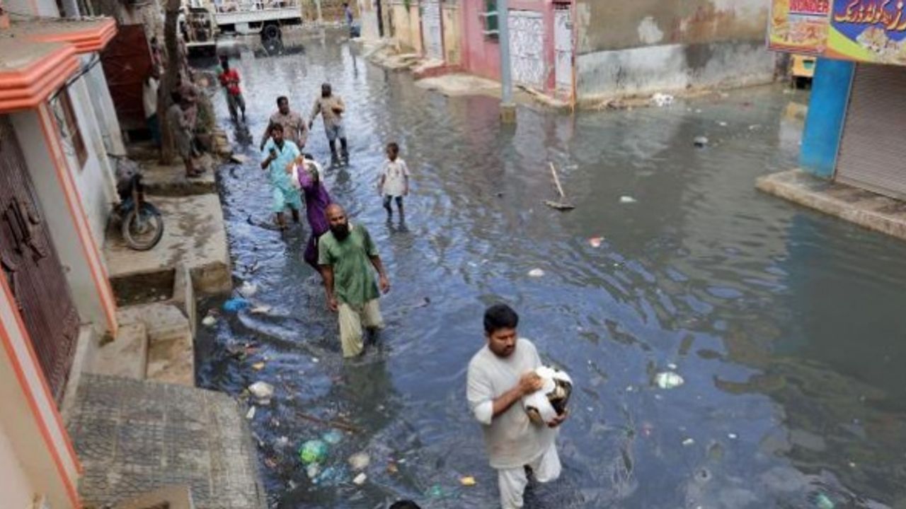 Pakistan'da aşırı yağışların yol açtığı afet ve kazalarda 4 kişi öldü