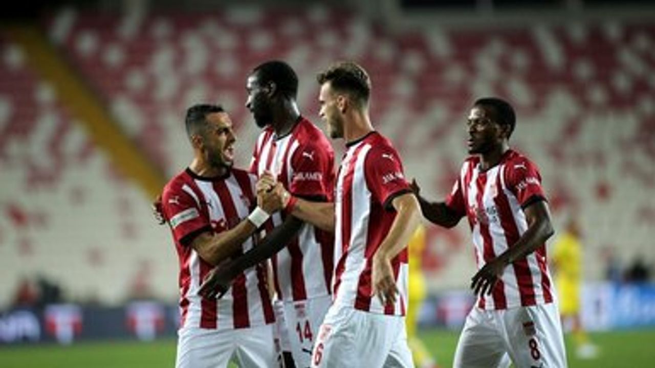 Sivasspor'da savunma oyuncusu Goutas forvetleri geride bıraktı
