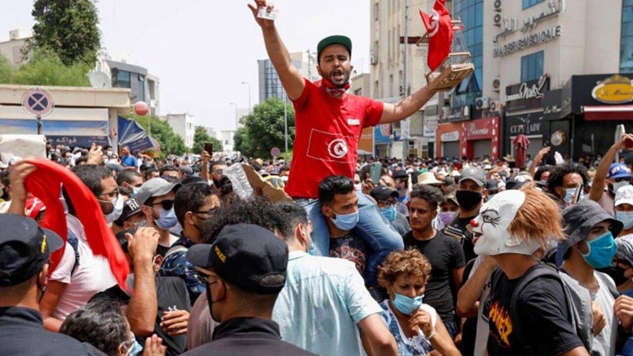 Tunus'ta anayasaya darbeye karşı protesto çağrıları yapılıyor