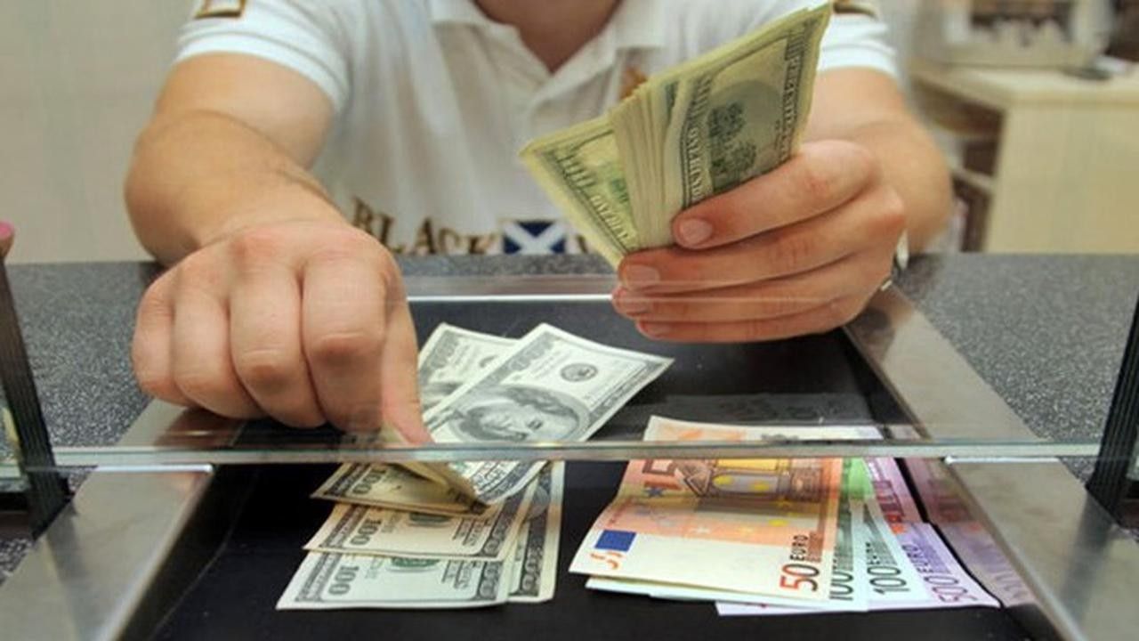 Vatandaşların döviz mevduatları 825 milyon dolar azaldı
