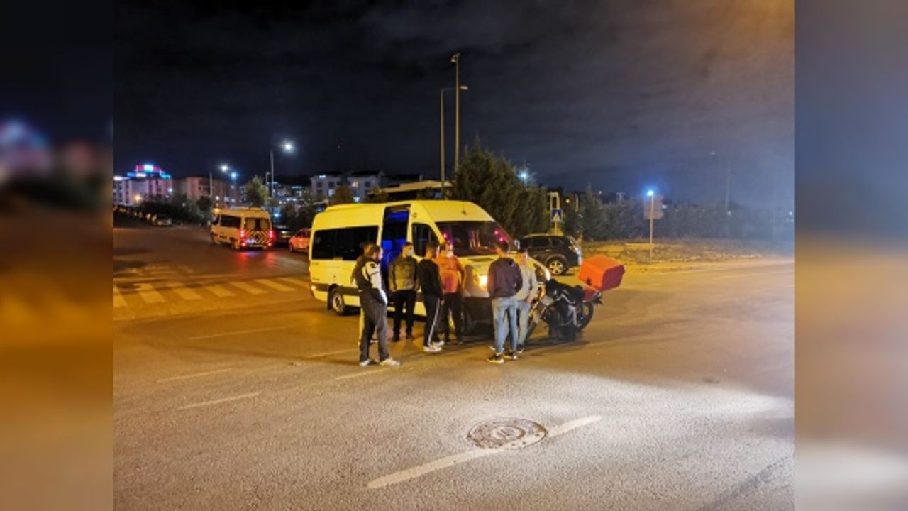 Kocaeli'de servis minibüsü ile çarpışan motosikletin sürücüsü yaralandı
