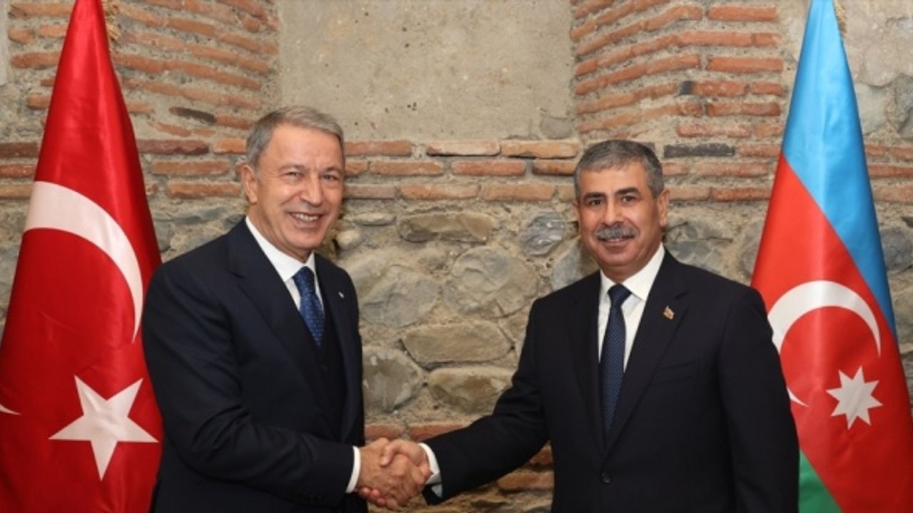 Milli Savunma Bakanı Akar, Azerbaycan Savunma Bakanı Hasanov ile bir araya geldi