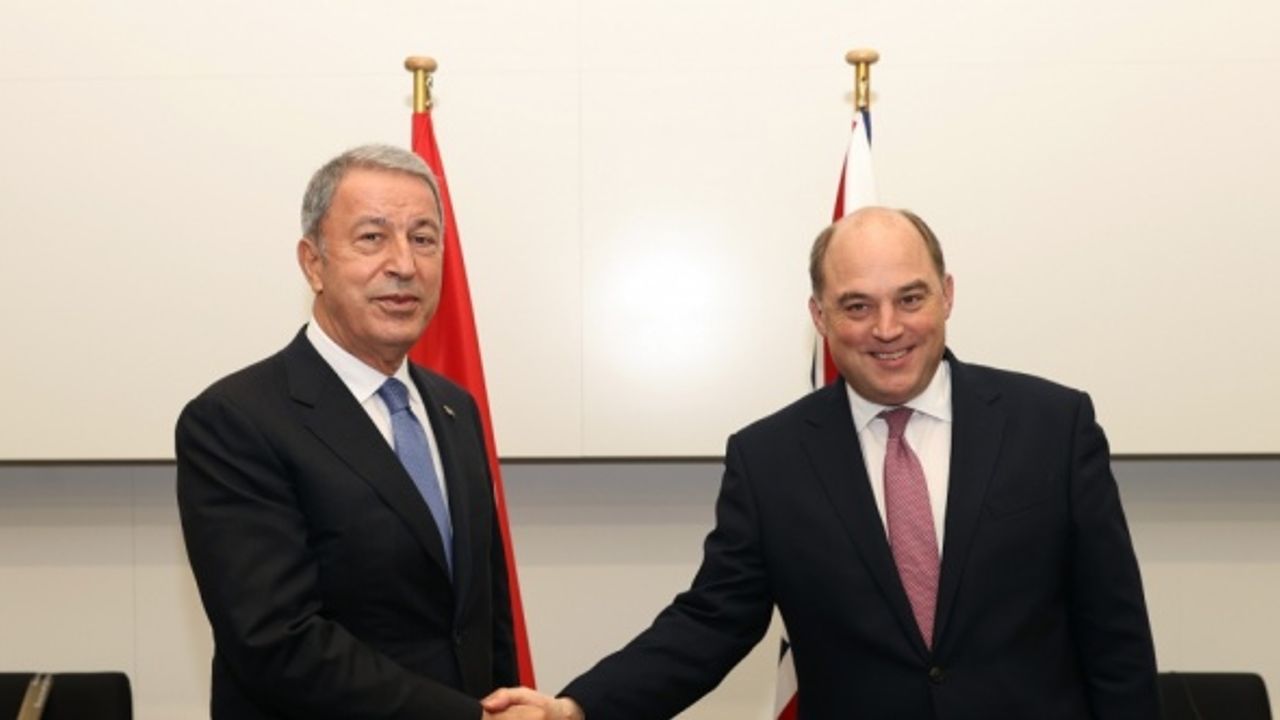 Milli Savunma Bakanı Akar, İngiltere Savunma Bakanı Wallece ile görüştü