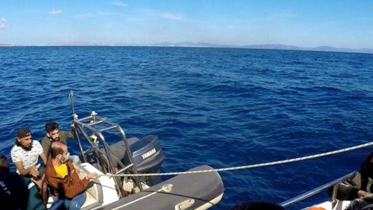 Muğla açıklarında Türk kara sularına itilen 28 düzensiz göçmen kurtarıldı