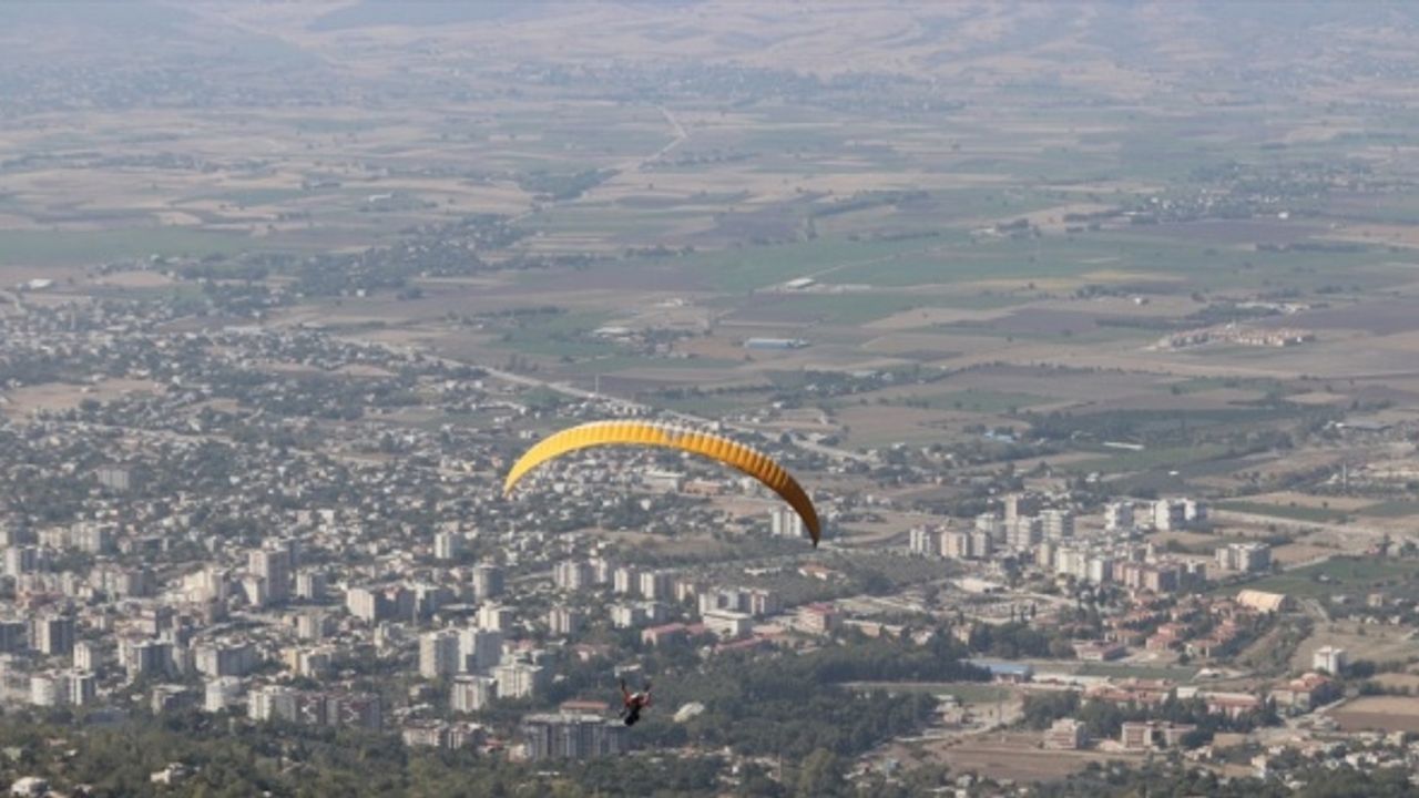 Osmaniye'de yamaç paraşütçüleri 1100 rakımdaki yayladan uçuş yaptı