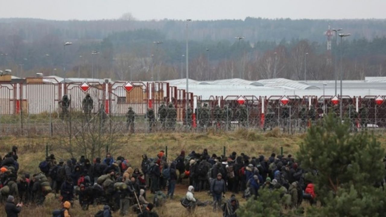 Belarus-Polonya sınırındaki göçmenler Polonya sınır kapısına dayandı