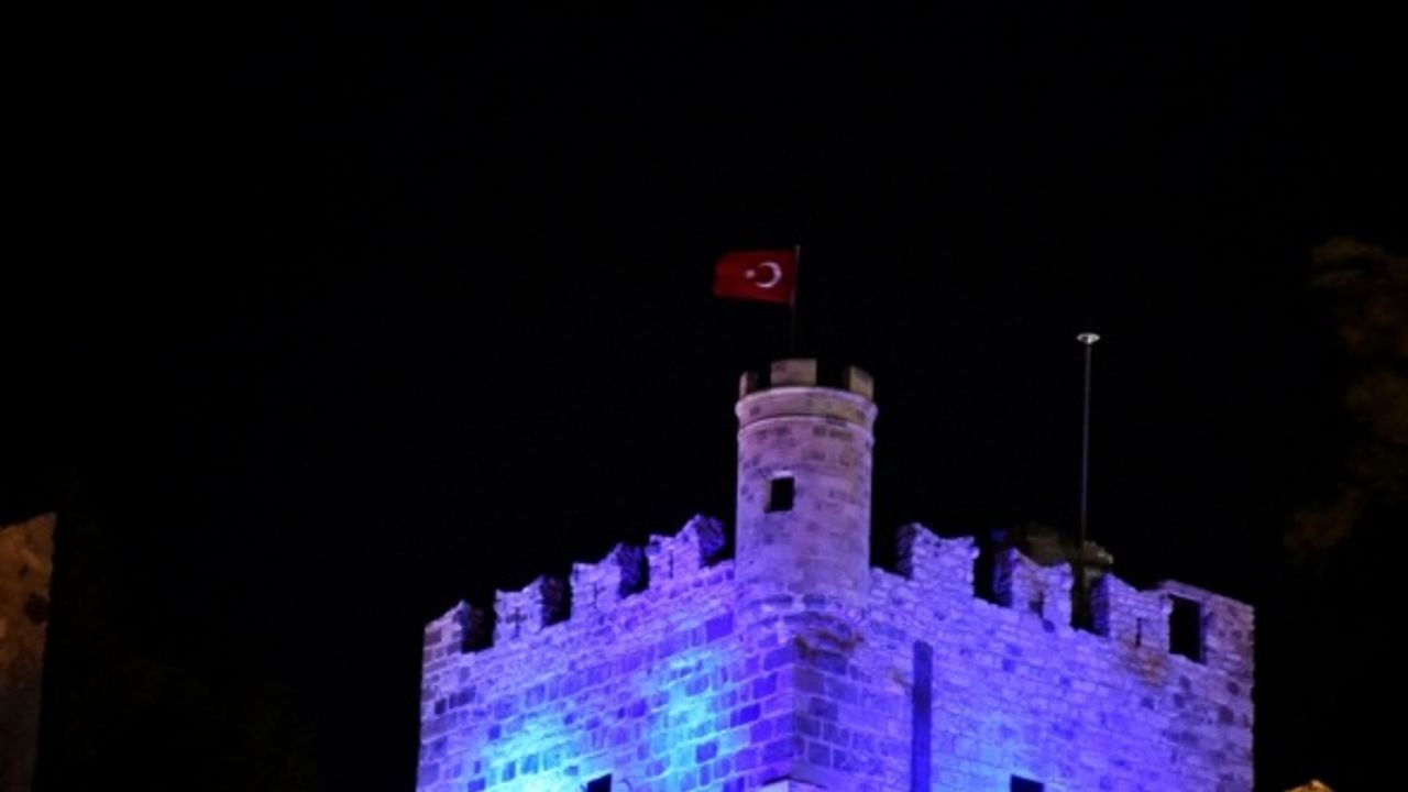 Bodrum Kalesi Dünya Çocuk Hakları Günü dolayısıyla maviye büründü