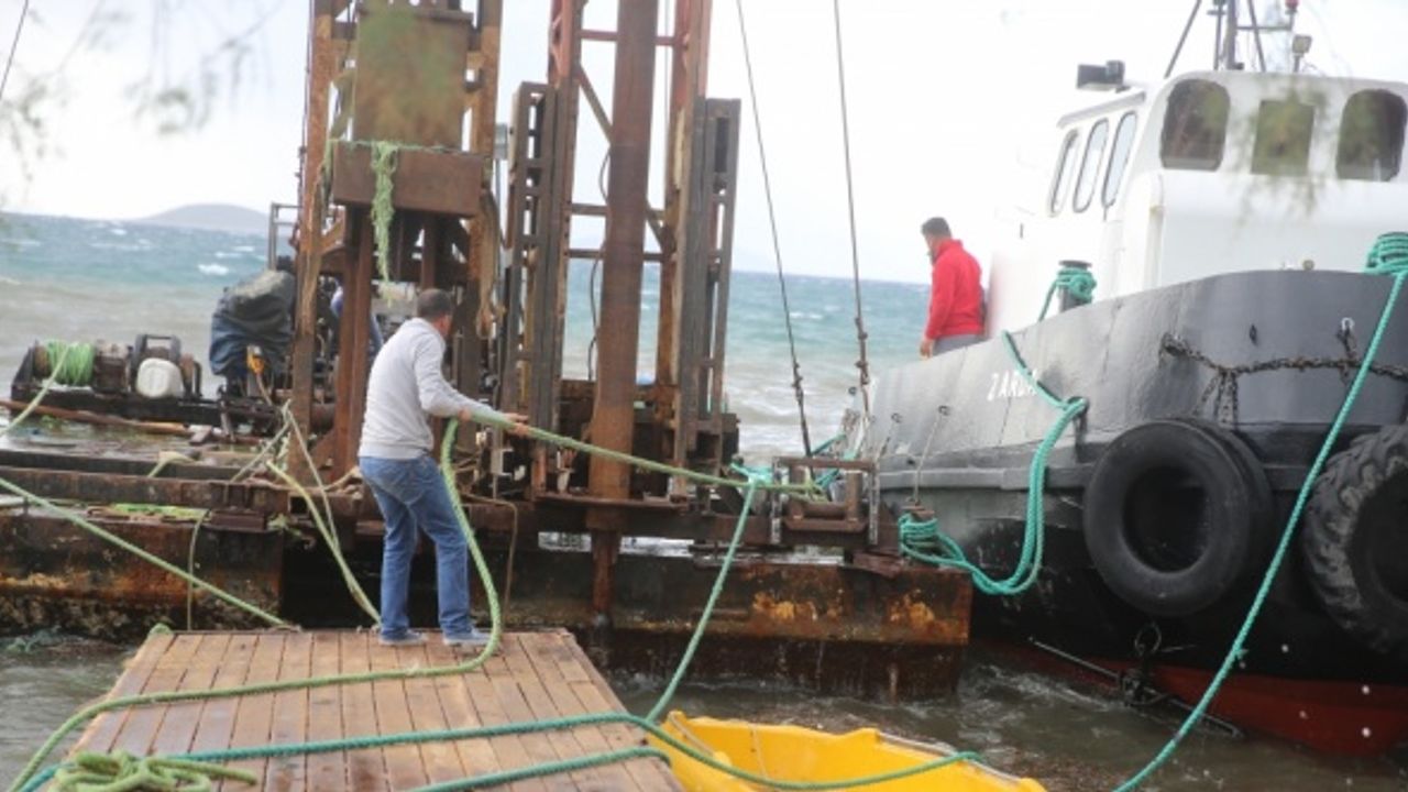 Bodrum'da fırtına nedeniyle bir tekne karaya oturdu, bazı iskeleler zarar gördü
