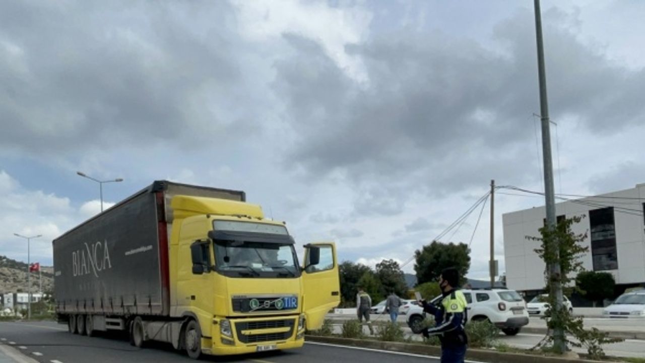 Bodrum'da seyir halindeki tırın, tellerine takıldığı telefon direklerini devirmesi kamerada