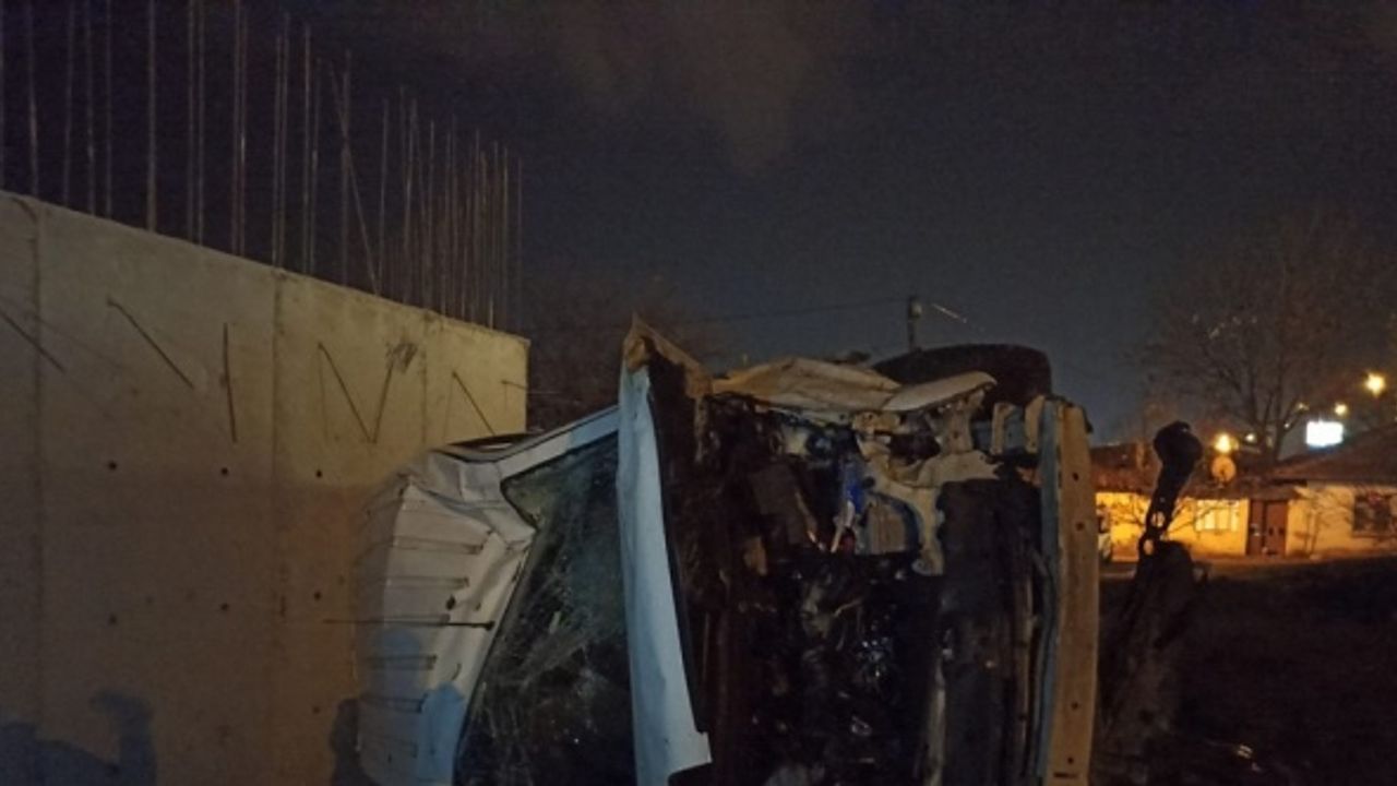 Bursa'da fabrika temeline devrilen araçtaki 3 kişi yaralandı