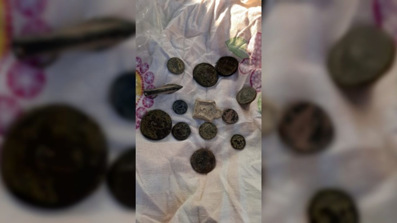 Denizli'de otomobilde 13 sikke, 59 tarihi eser ele geçirildi