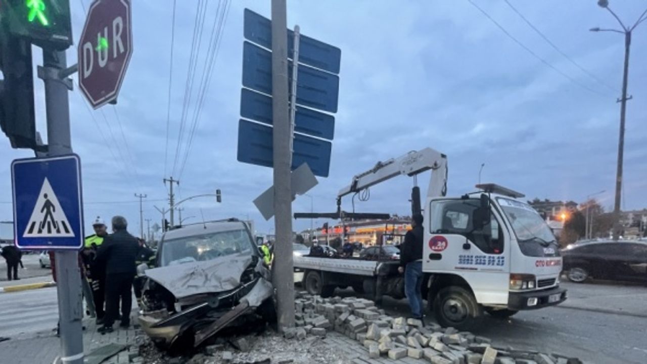 Edirne'de üç aracın karıştığı trafik kazasında 2 kişi yaralandı