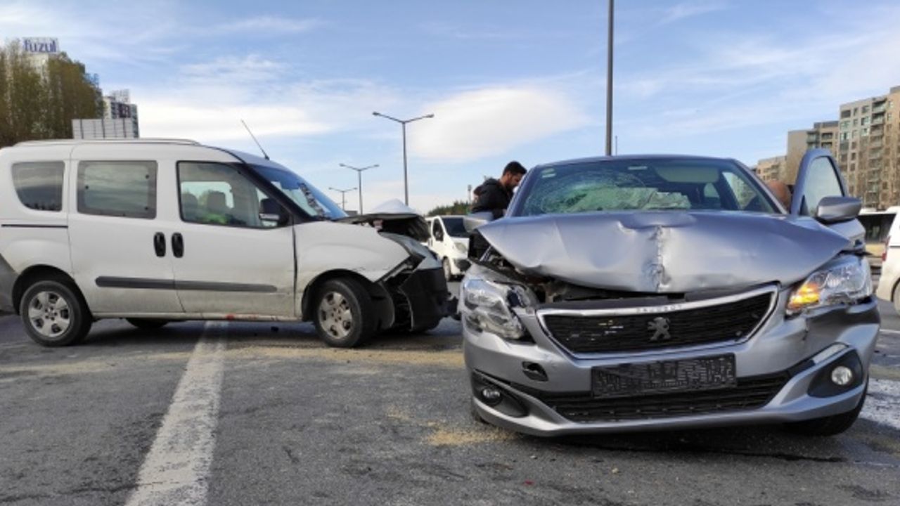 Gaziosmanpaşa'daki zincirleme trafik kazasında 3 kişi yaralandı