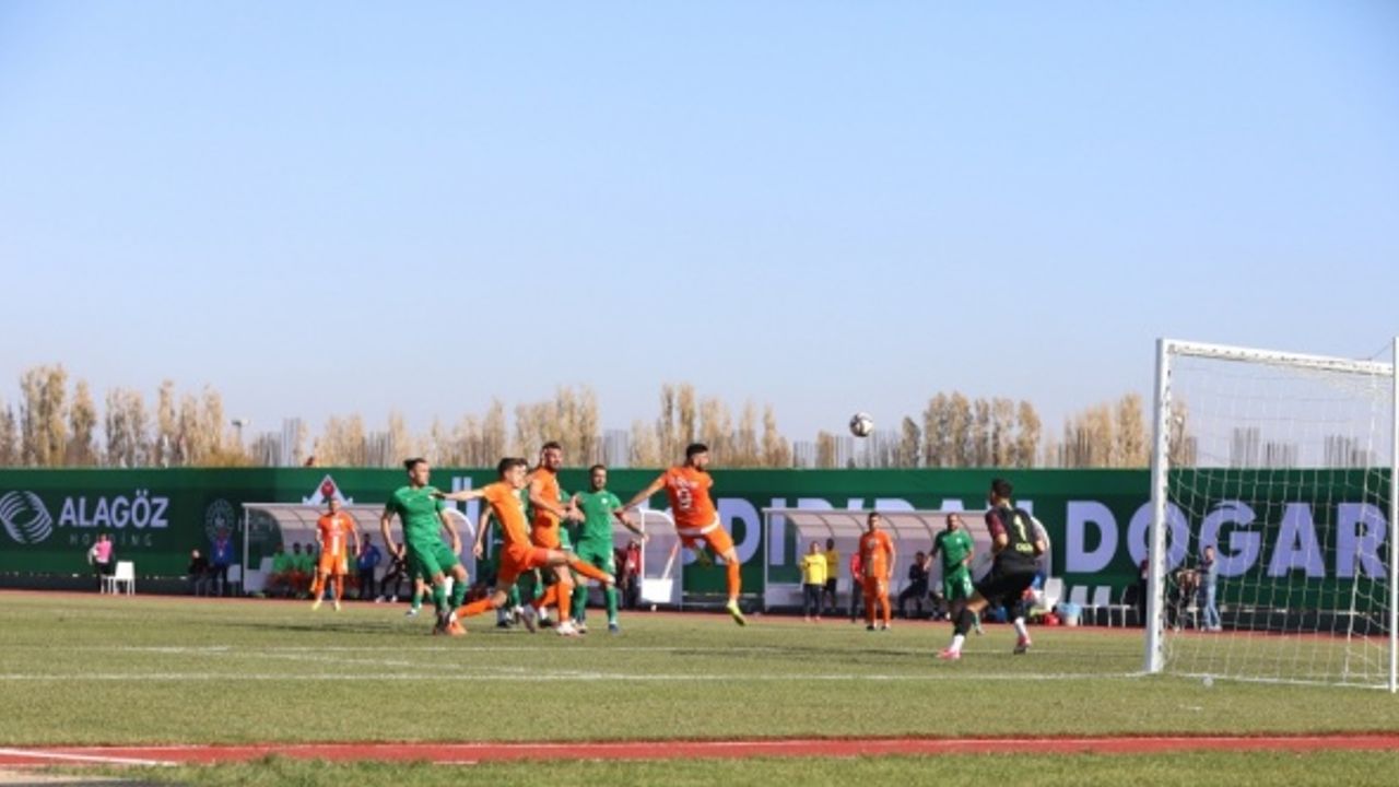 Iğdırspor 9 haftanın ardından ilk kez kendi sahasında maça çıktı