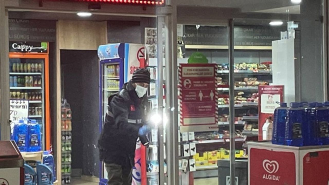 Kayseri'de akaryakıt istasyonundaki marketten bıçak tehdidiyle 3 bin lira çalındı