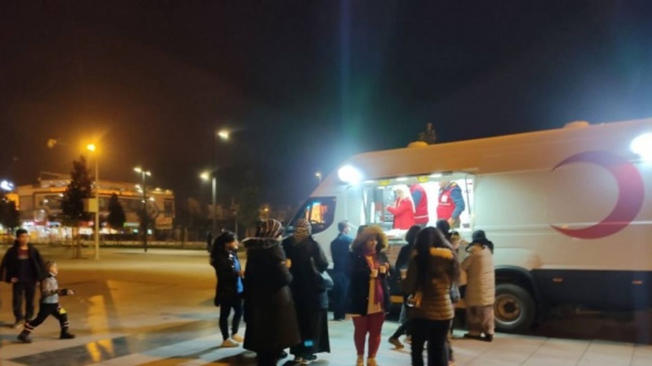 Kızılay, Düzce'deki depremin ardından evlerine girmekte tereddüt eden vatandaşlara kumanya dağıttı