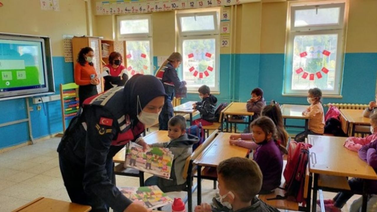Narkotik köpeği "Radar" öğrenciler için gösteri yaptı